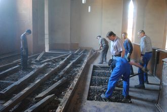 Harte & staubige Arbeit - das Entfernen der Holzdielen auf der Empore.